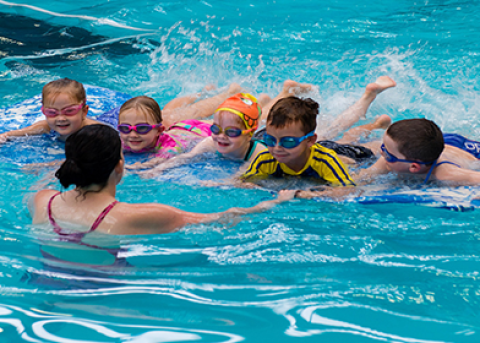 Khóa Dạy Bơi Kèm Theo Nhóm